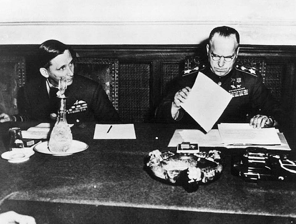 Капитуляция в Карлсхорсте. Маршал Жуков и британский маршал А. Теддер просматривают документы об условиях капитуляции Германии