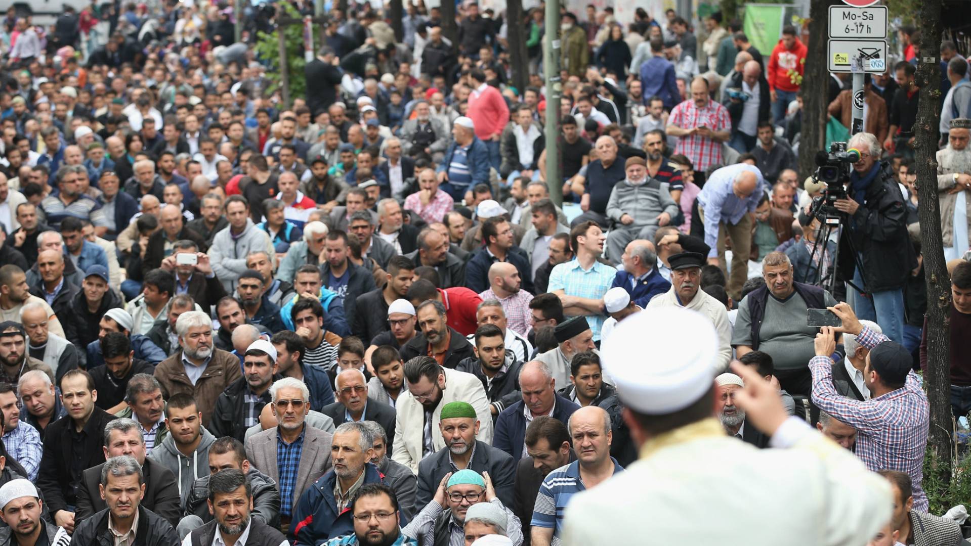 Мусульмане в Берлине протестуют против насилия «Исламского государства»* в Сирии и Ираке, 2014 (Фото: Sean Gallup/Getty Images)