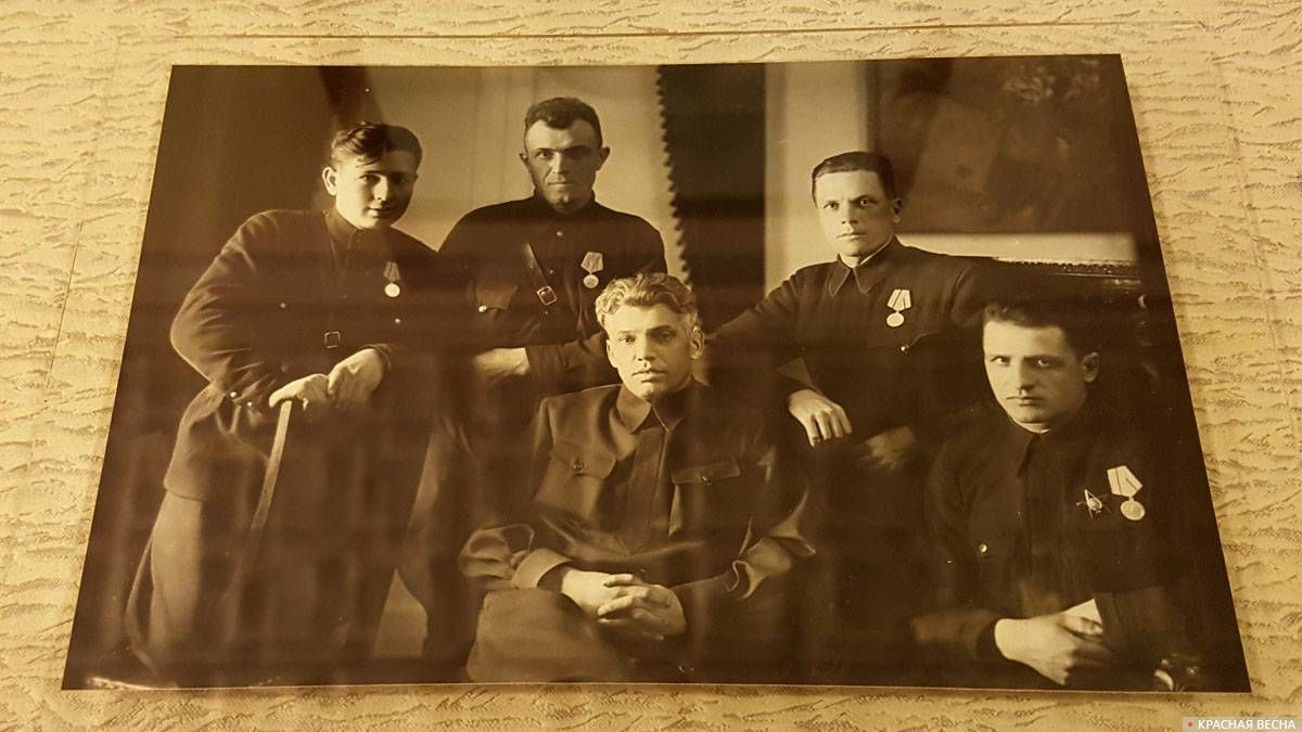 Работники Ленинградского штаба партизанского движения (в центре – начальник штаба Н.М.Никитин). ЦГАИПД СПб