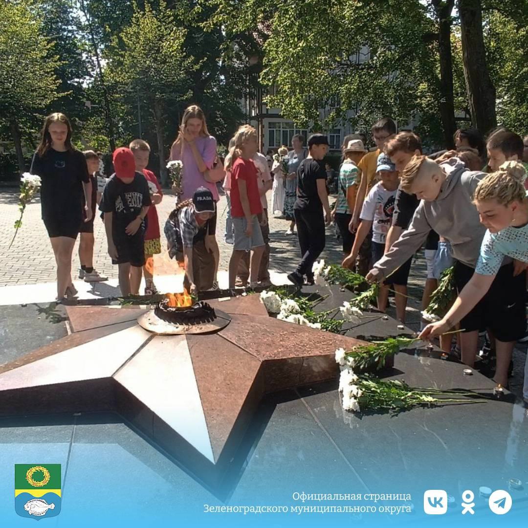 Возложение цветов к вечному огню на братской могиле советских воинов в Зеленоградске в память о детях, погибших в Донбассе