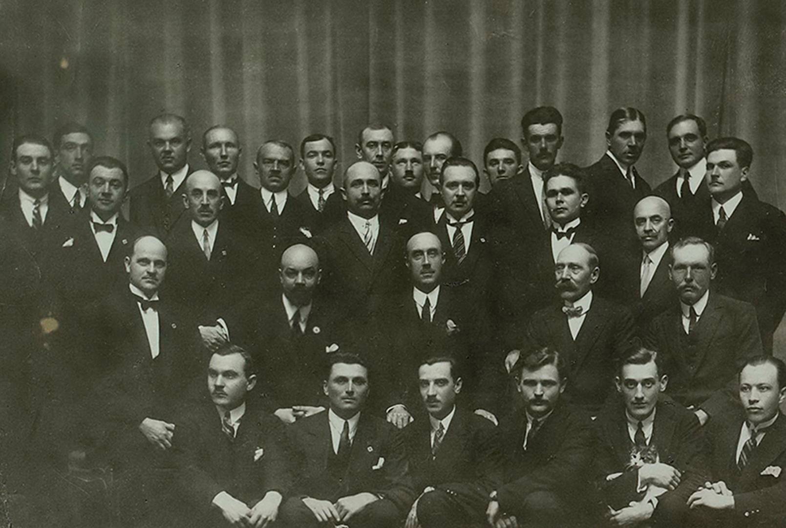 Члены Русского общевоинского союза и его основатель, генерал П. Н. Врангель (в центре во втором ряду). 1927
