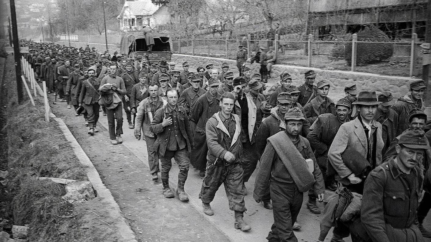 Евгений Халдей. Колонна венгерских солдат, захваченных в плен частями Красной Армии в районе озера Балатон. Март 1945 