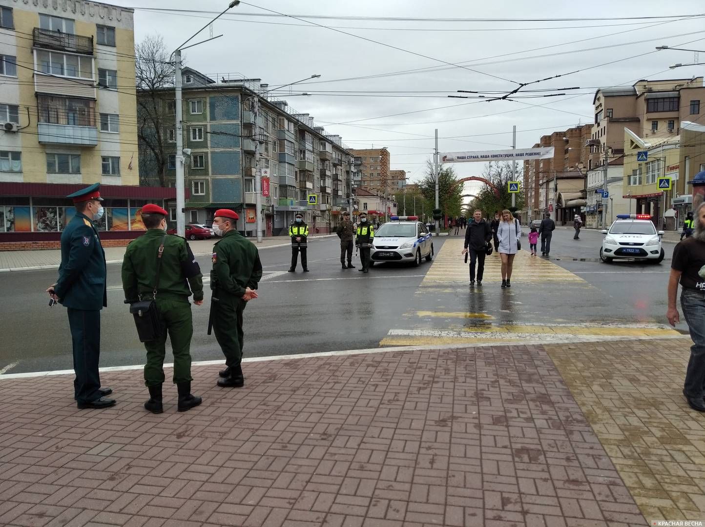 Правоохранители у Мемориального комплекса на Плошади Победы, Калуга