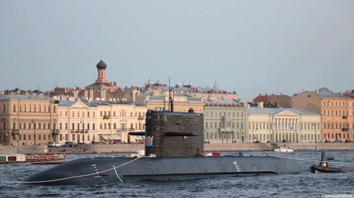 Подводная лодка «Санкт-Петербург» в акватории Невы