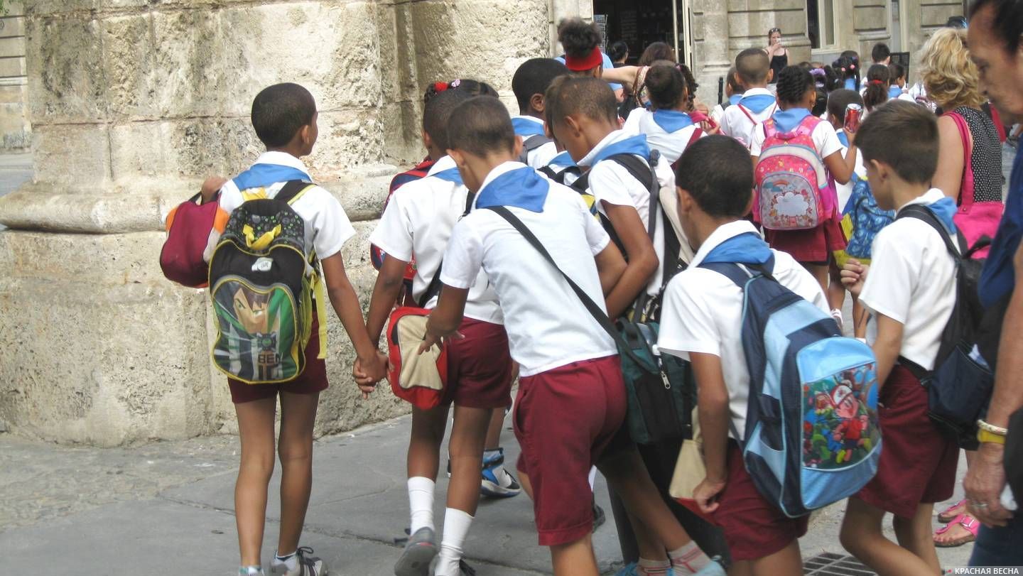Куба. Гавана. Дети идут в школу.