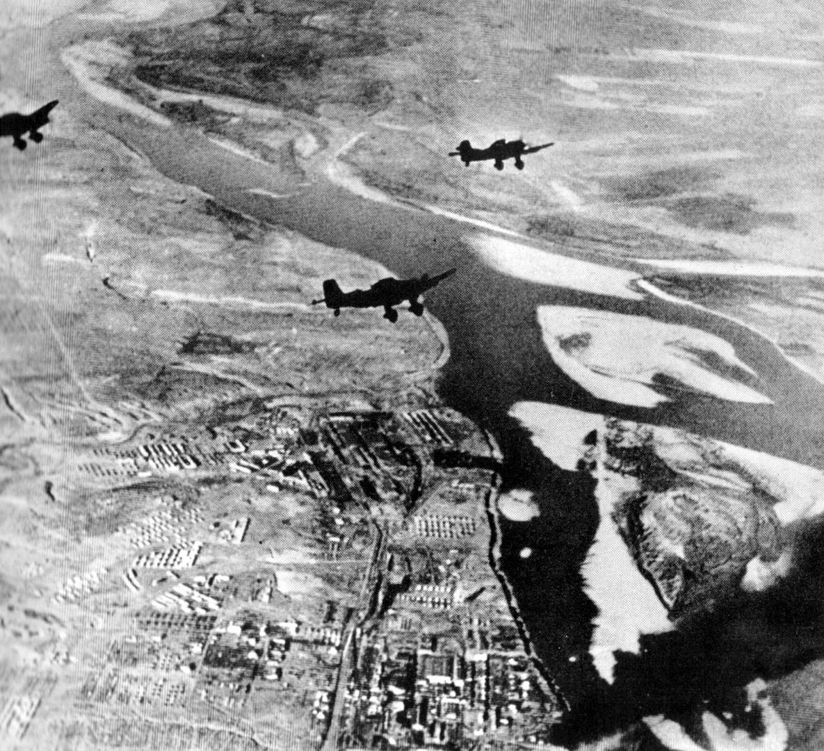 Немецкие самолеты Юнкерс Ю-87 в небе над горящим Сталинградом
