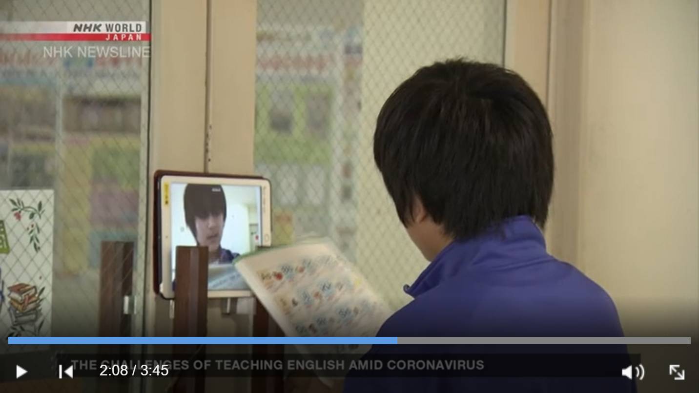 Ученик проговаривает английский текст на камеру планшета iPad