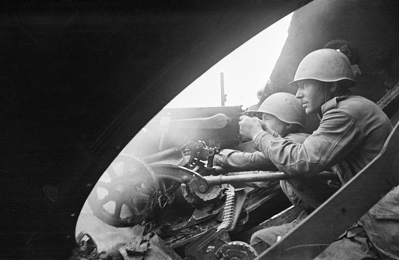 Семен Фридлянд. Сержант Ф. П. Борисов и младший сержант Н. А. Савельев ведут огонь из пулемета «Максим» под Харьковом. 1943