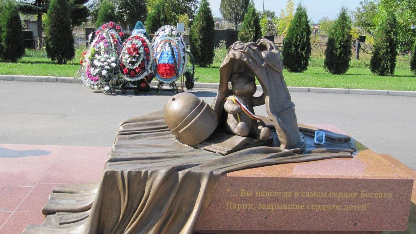 Мемориальное кладбище в Беслане. Северная Осетия