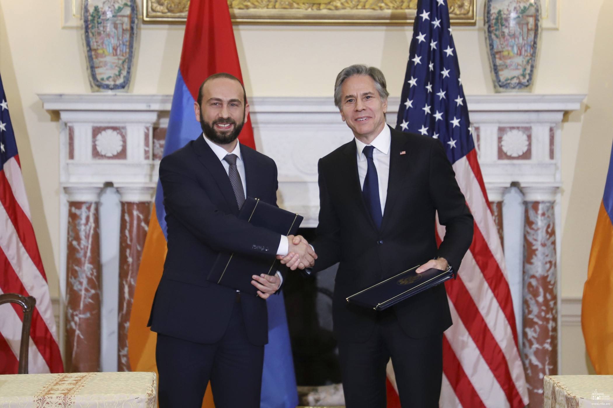 Глава МИД Армении Арарат Мирзоян и госсекретарь США Энтони Блинкер, 2 мая 2022 года, Вашингтон