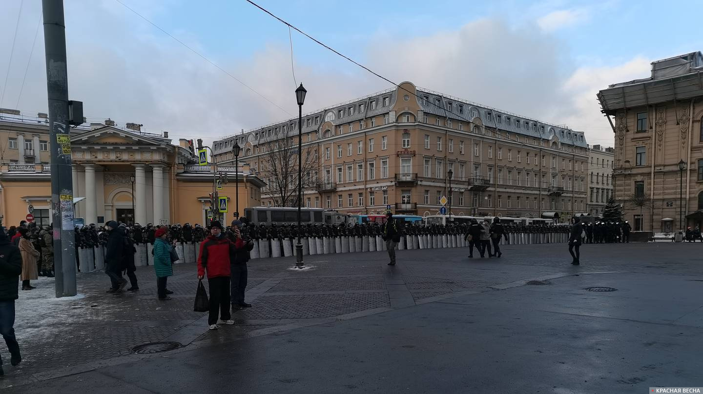 Санкт-Петербург. Правоохранители вытеснили толпу с Сенной площади