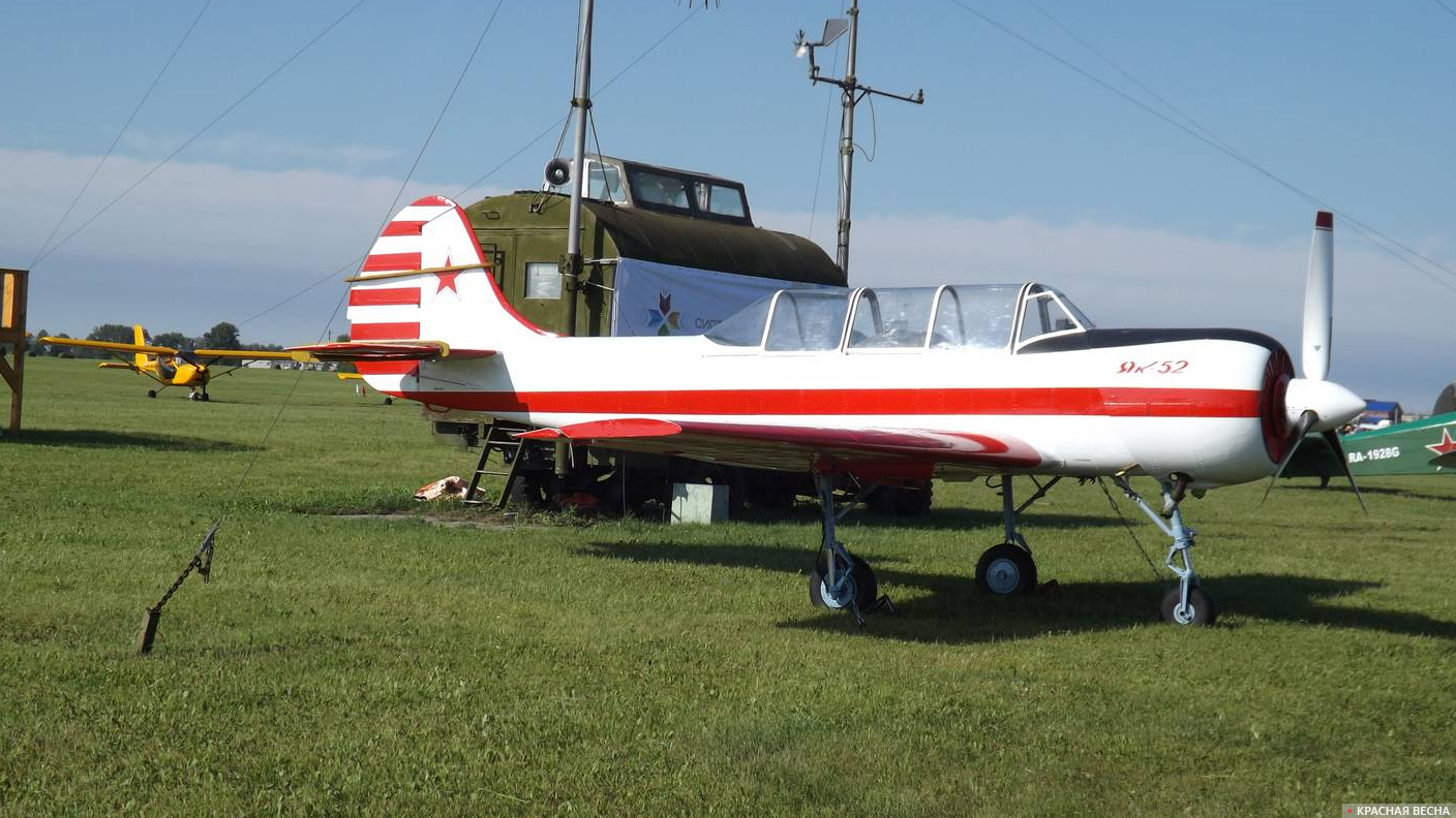 Самолет Як-52. Аэрошоу под Новосибирском 2013