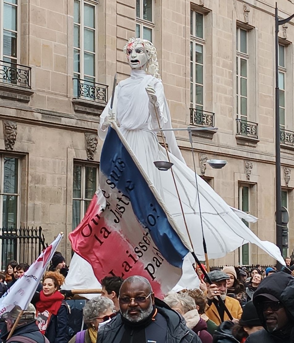 Фемида. Протест 7 марта 2023 в Париже