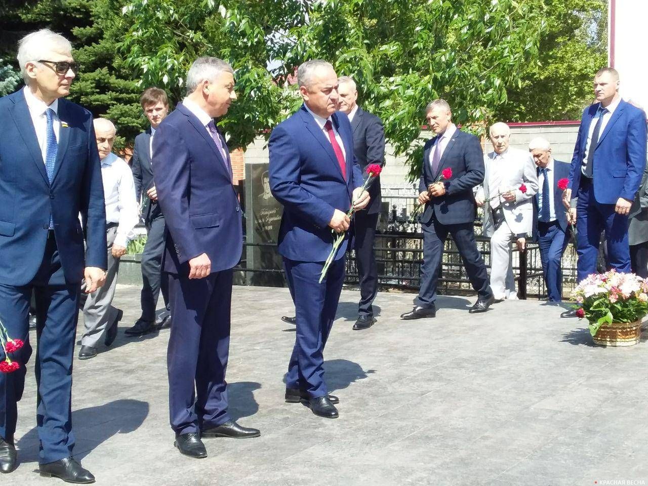 Делегация Северной Осетии на возложении цветов защитникам Цхинвала