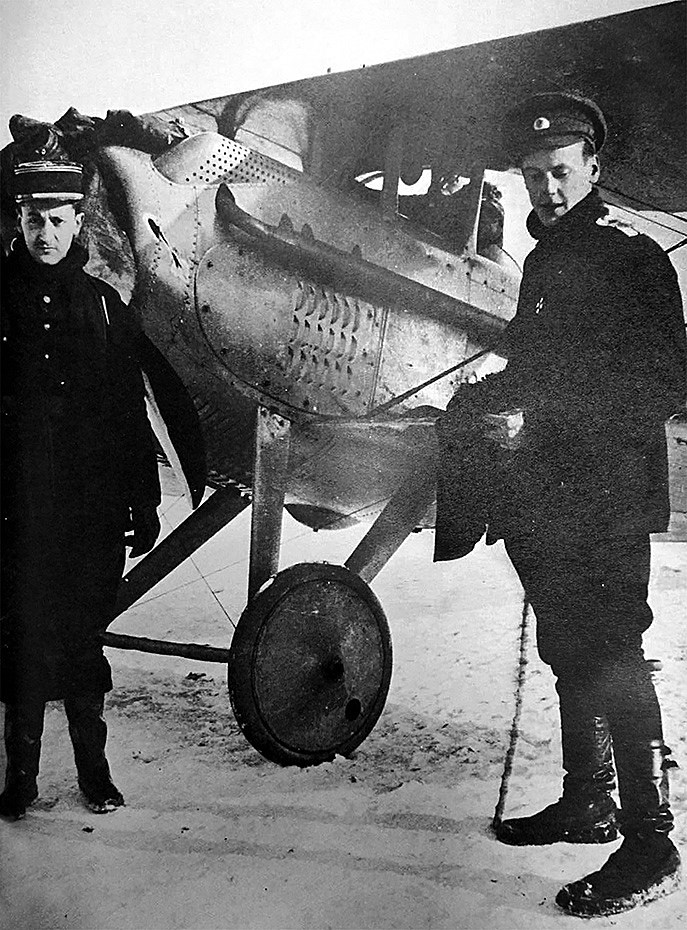 Легендарный французский летчик Жорж Гинемер — командир эскадрильи «Аисты» (слева), известный русский летчик Иван Орлов (справа)