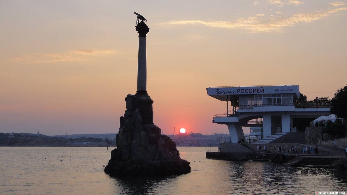 Рассвет над Севастополем. Памятник затопленным кораблям