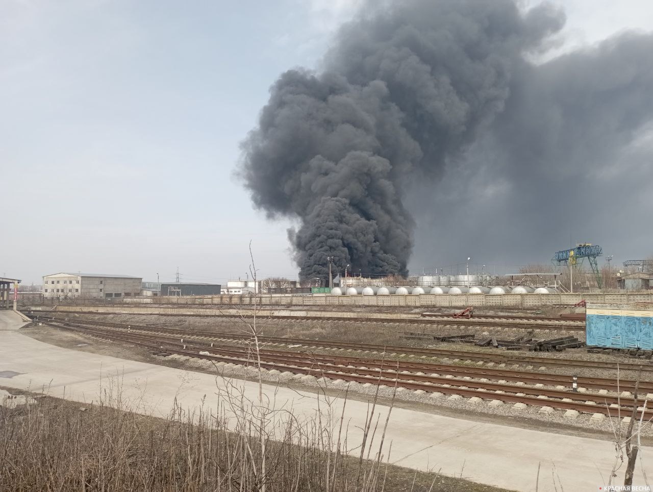 Нефтебаза в орле взрыв сегодня. Пожар нефтебазы в Белгороде 2022. Горящая Нефтебаза в Белгороде. Горит Нефтебаза в Белгороде. Нефтебаза Белгород 1 апреля.