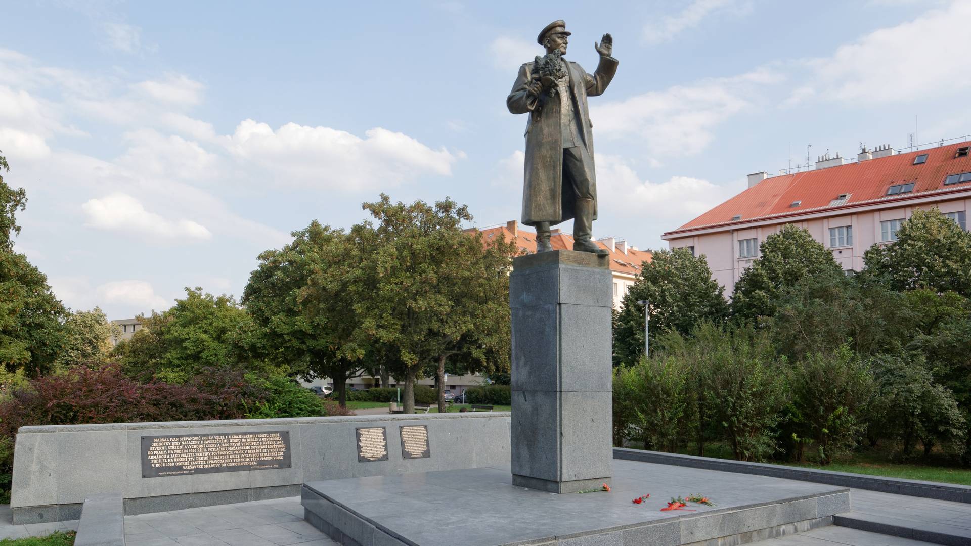 Памятник маршалу Советского Союза Ивану Коневу в Праге до сноса