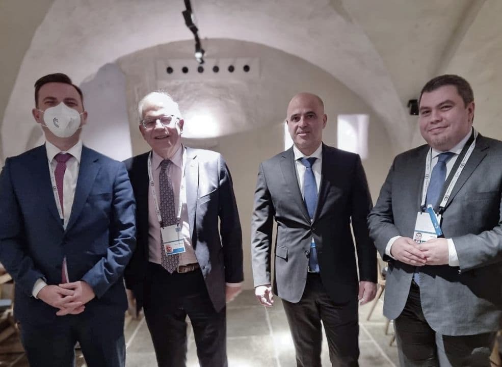 Члены правительства Македонии Буяр Османи, Жозеп Боррель, Димитар Ковачевский и Боян Маричич на саммите НАТО