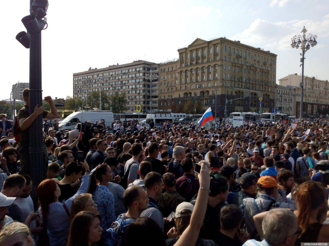 Масса протестующих на Пушкинской площади