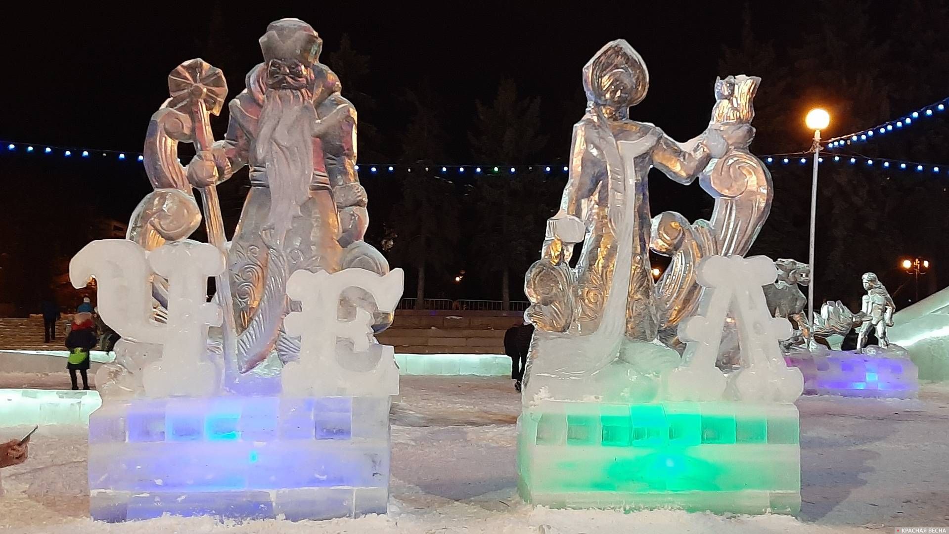 Ледовые скульптуры на площади Революции