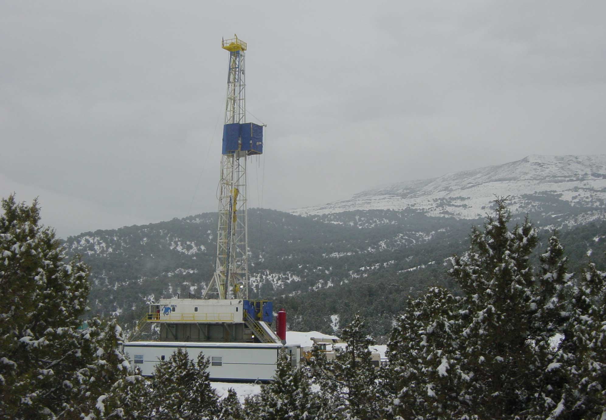 Бурение скважин на природный газ, месторождение Рулисон к югу от Райфла в Колорадо. США (2006 год)
