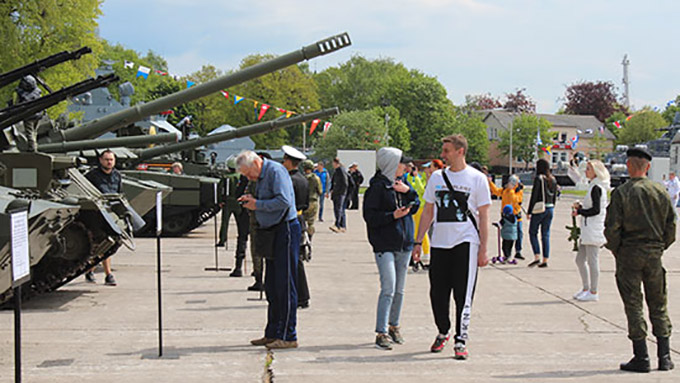 В центре Балтийска разворачивается выставка вооружения и военной техники