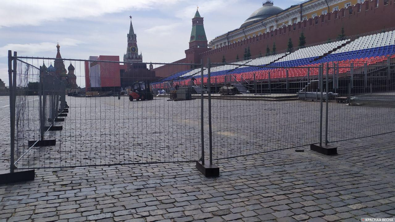 Строительство трибун и фальш-панели перед мавзолеем Ленина