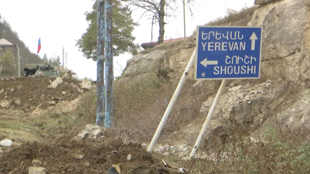 Дорожный указатель на Ереван и Шуши