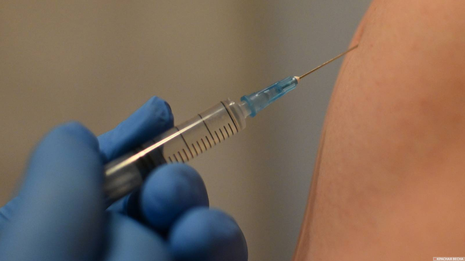 В Нидерландах обнаружили, что женщины чаще страдают от вакцины против COVID