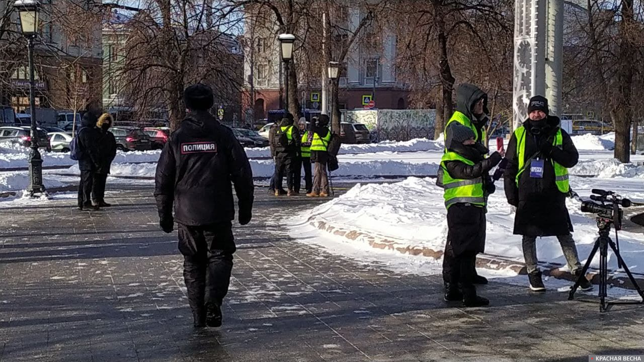 У станции метро Площадь Революции