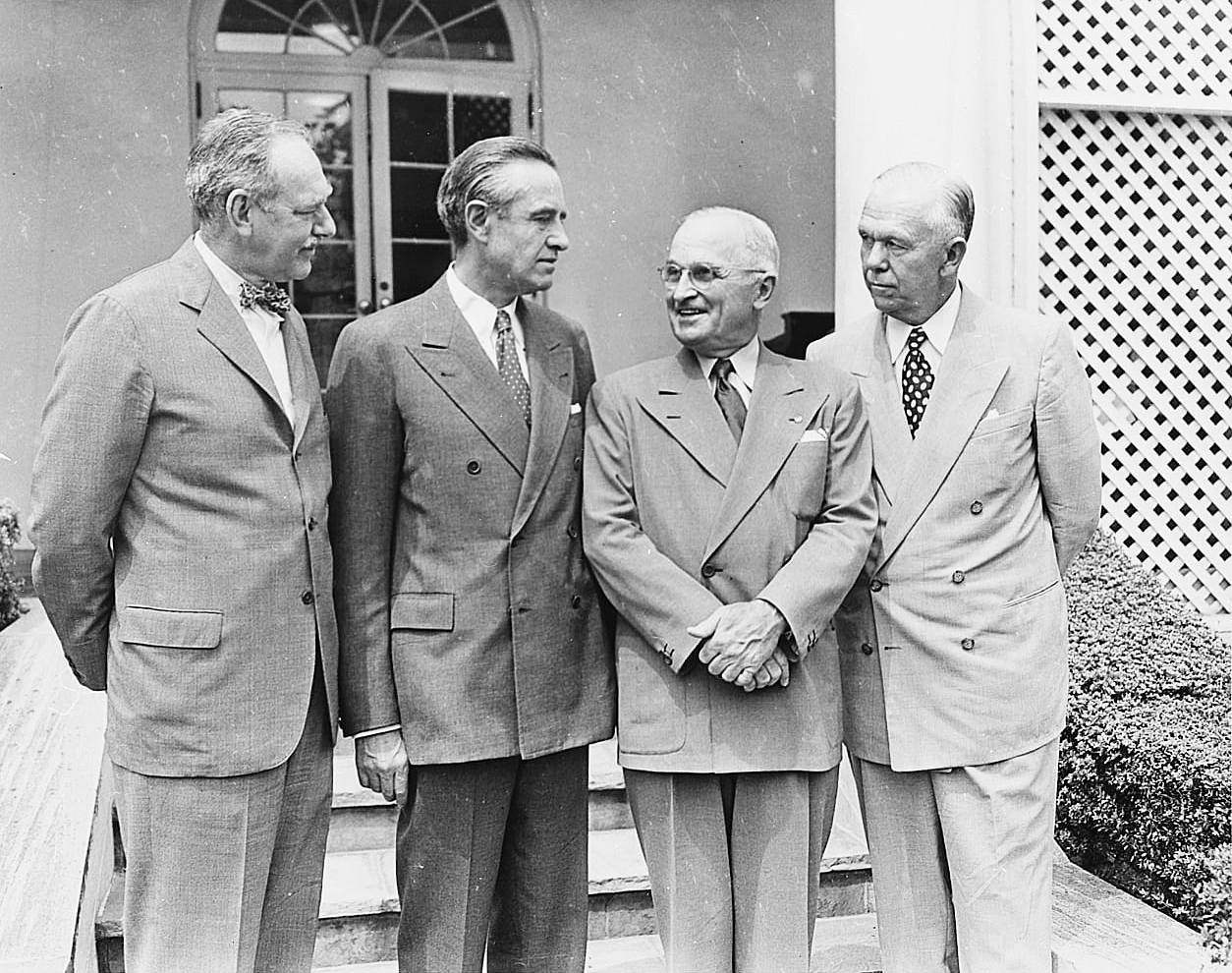 Cлева направо: Дин Ачесон, Уильям Аверелл Гарриман, Гарри Трумэн, Джордж Маршалл
