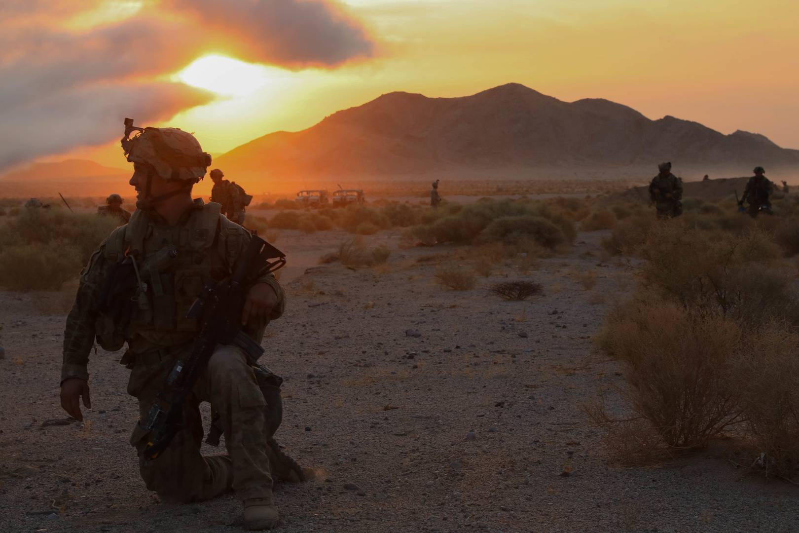 Американские солдаты 45-й пехотной бригады отрабатывают навыки выживания в условиях боя в пустынной местности