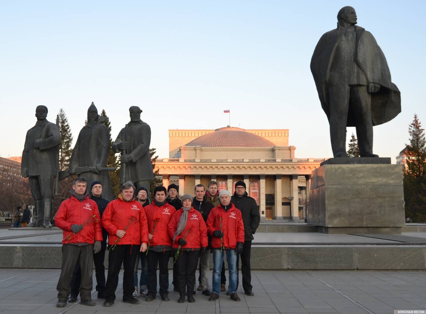Возложение цветов к памятнику В. И. Ленину. Новосибирск