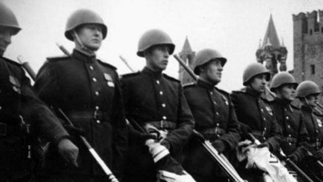 Солдаты Красной Армии со знамёнами немецкого вермахта во время празднования победы над нацистской Германией