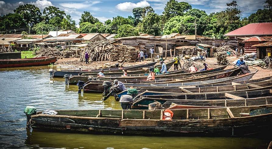 Причал у деревни рыбаков на озере Виктория, Уганда