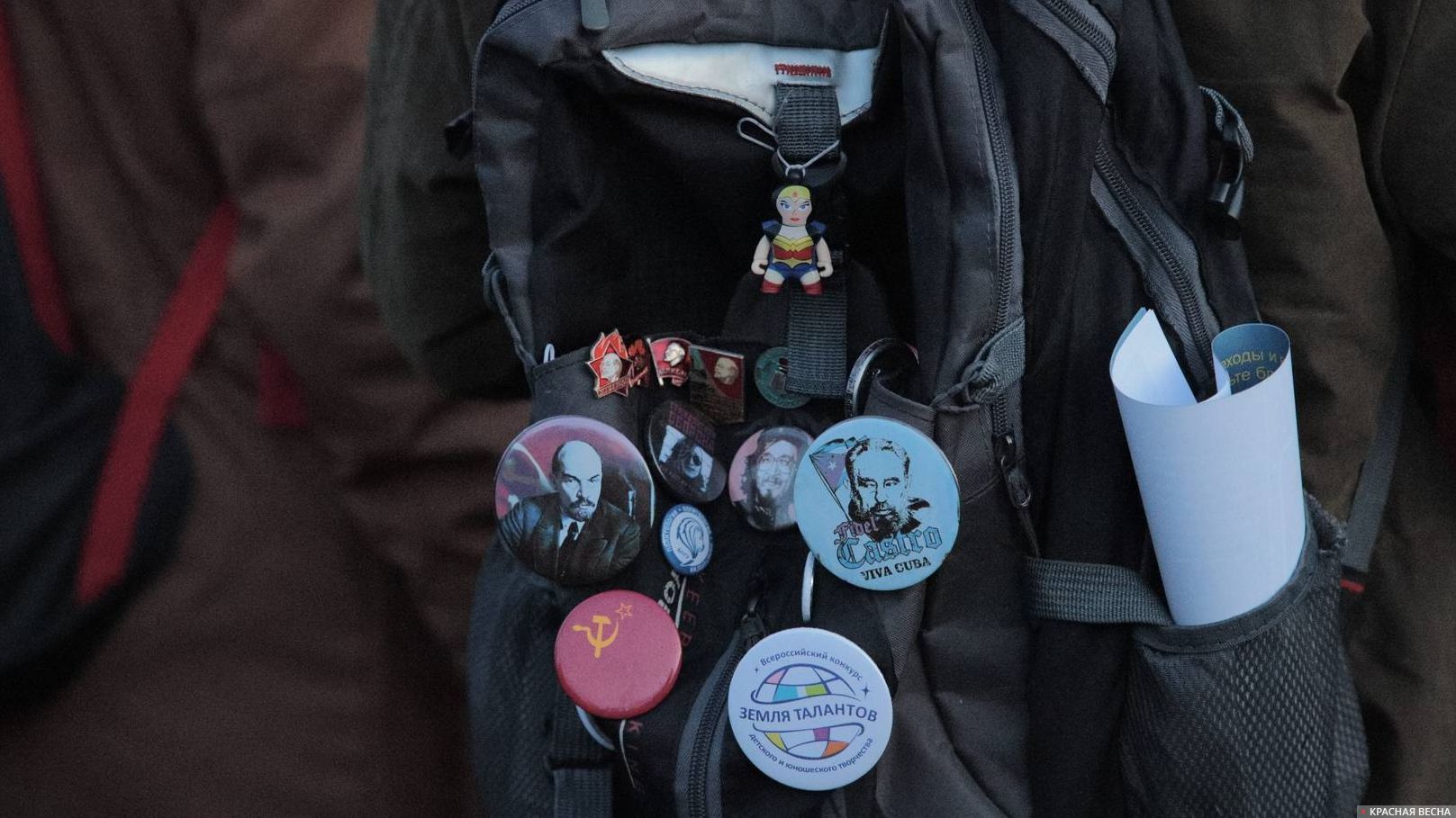 Значки Комсомольца на митинге КПРФ: Ленин, Летов, Кастро