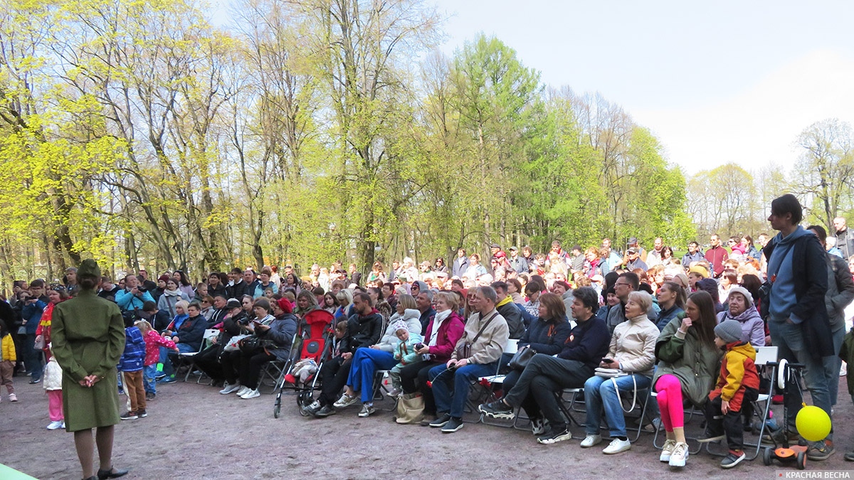 Зрители концерта «А•город жил!» на площадке в Михайловском саду Санкт-Петербурга. 9•мая 2023•года