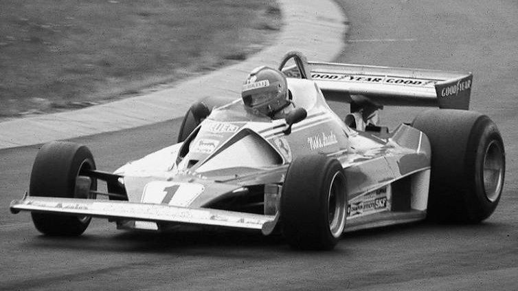 Ники Лауда пилотирует Ferrari 312 T2, 1976 год.