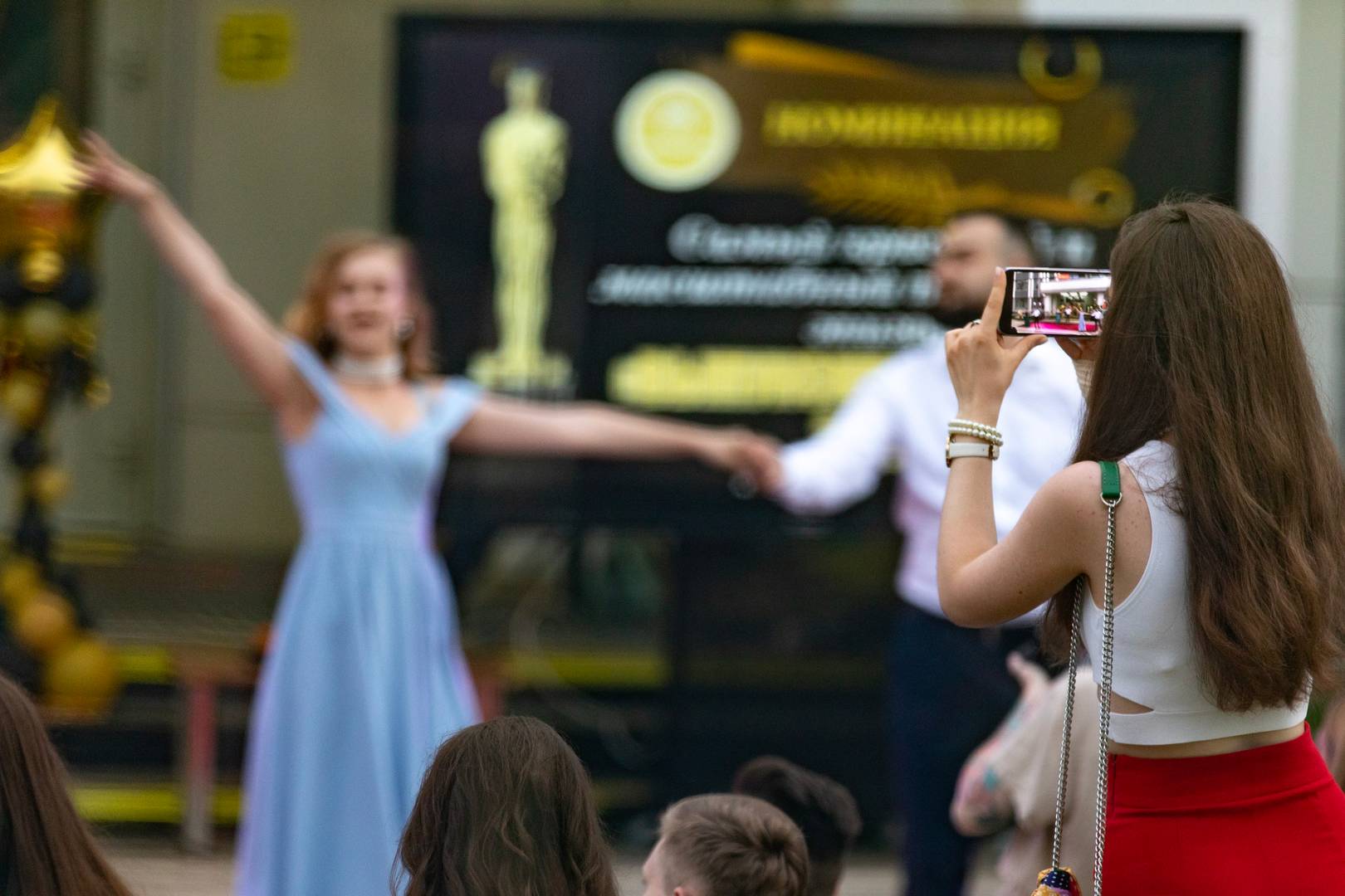 Танцы на выпускном, проходящие без присутствия зрителей, транслирующиеся онлайн