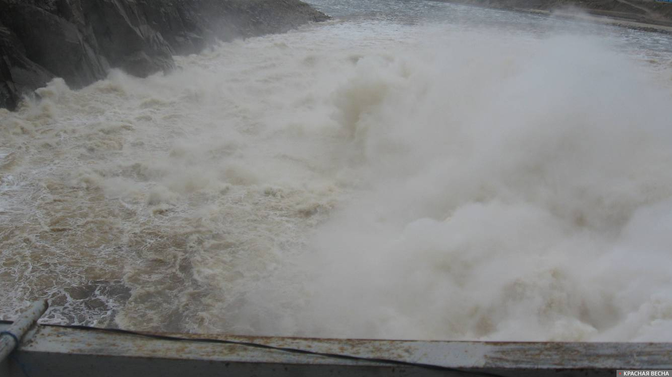 Паводок на строящейся Бурейской ГЭС. Сброс воды