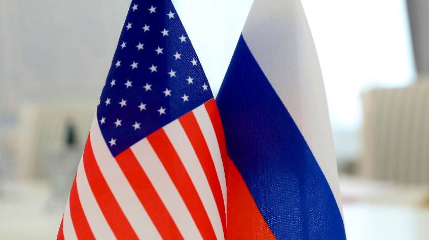 Флаги России и США