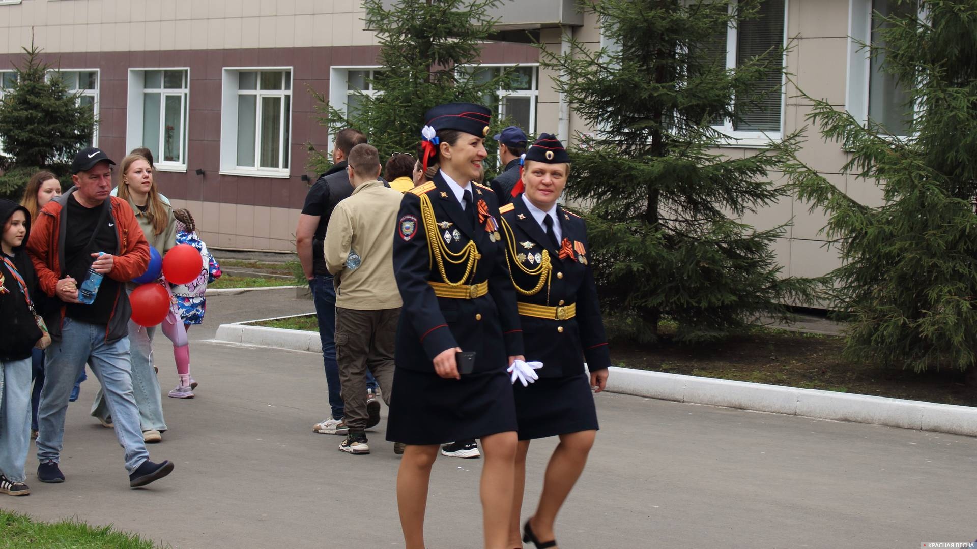 Девушки в форме после парада Победы