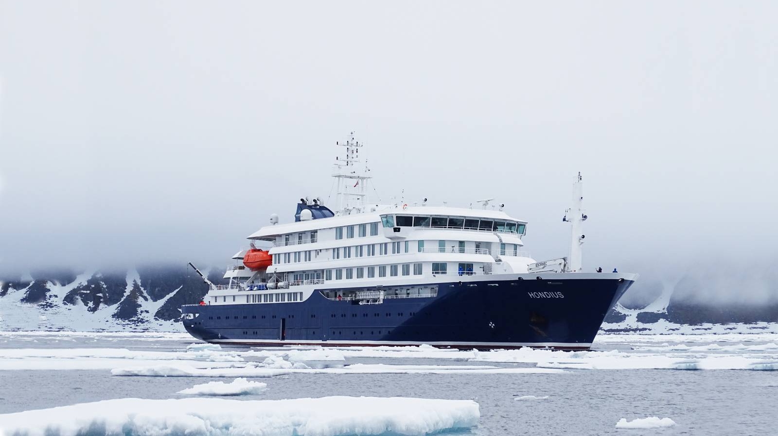 Туристический лайнер MV Hondius