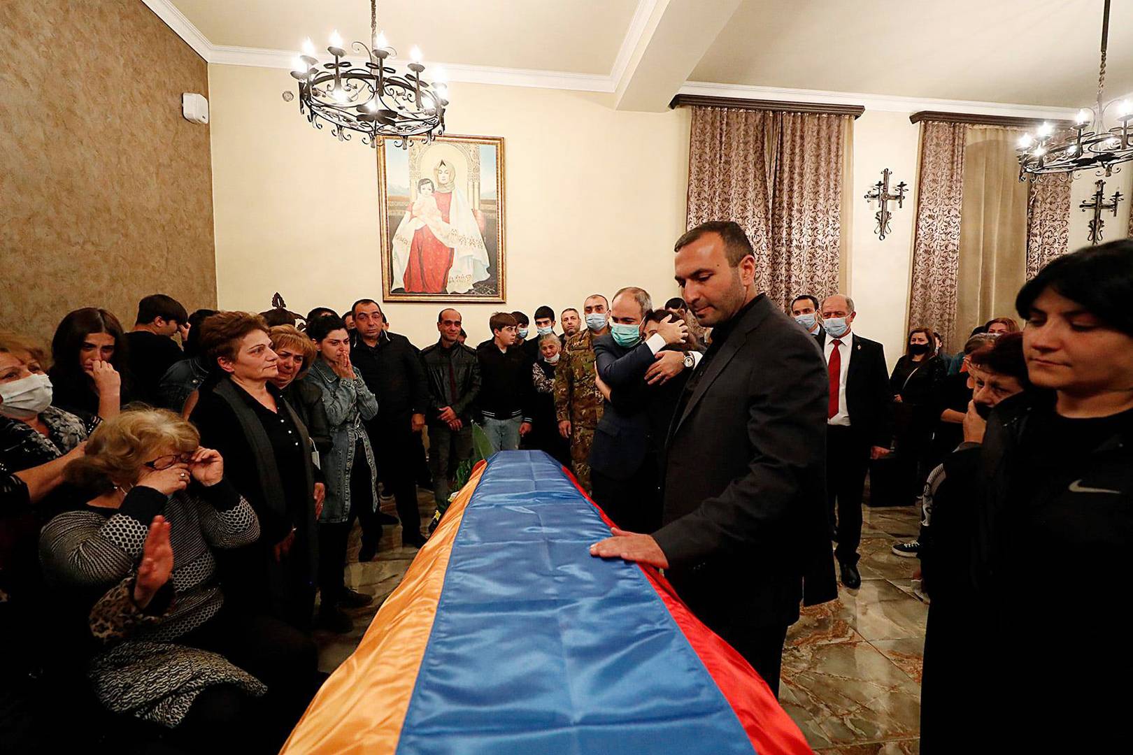 Никол Пашинян принимает участие в похоронах рядового Марата Манукяна 16 октября 2020 г.
