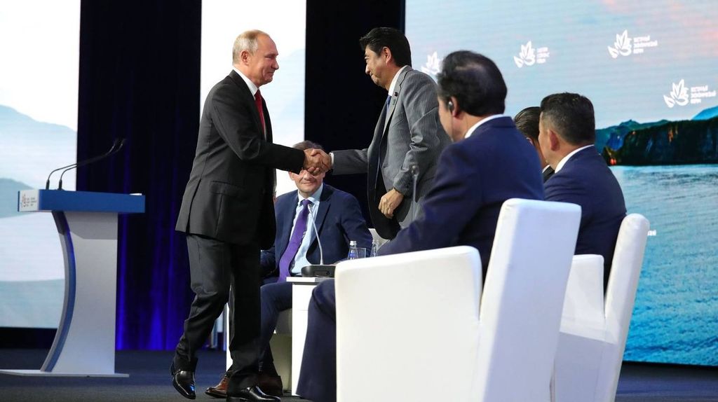 Владимир Путин и Синдзо Абэ. ВЭФ-2018
