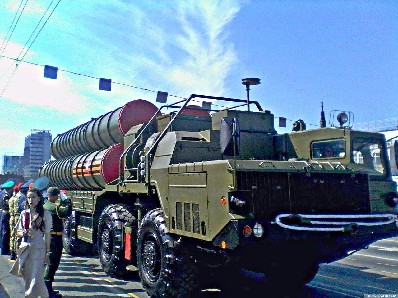 Образцы военной техники в парадной колонне в Новосибирске 