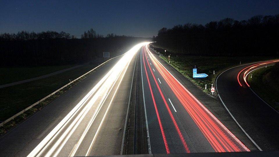 Ночное шоссе (архивное фото)