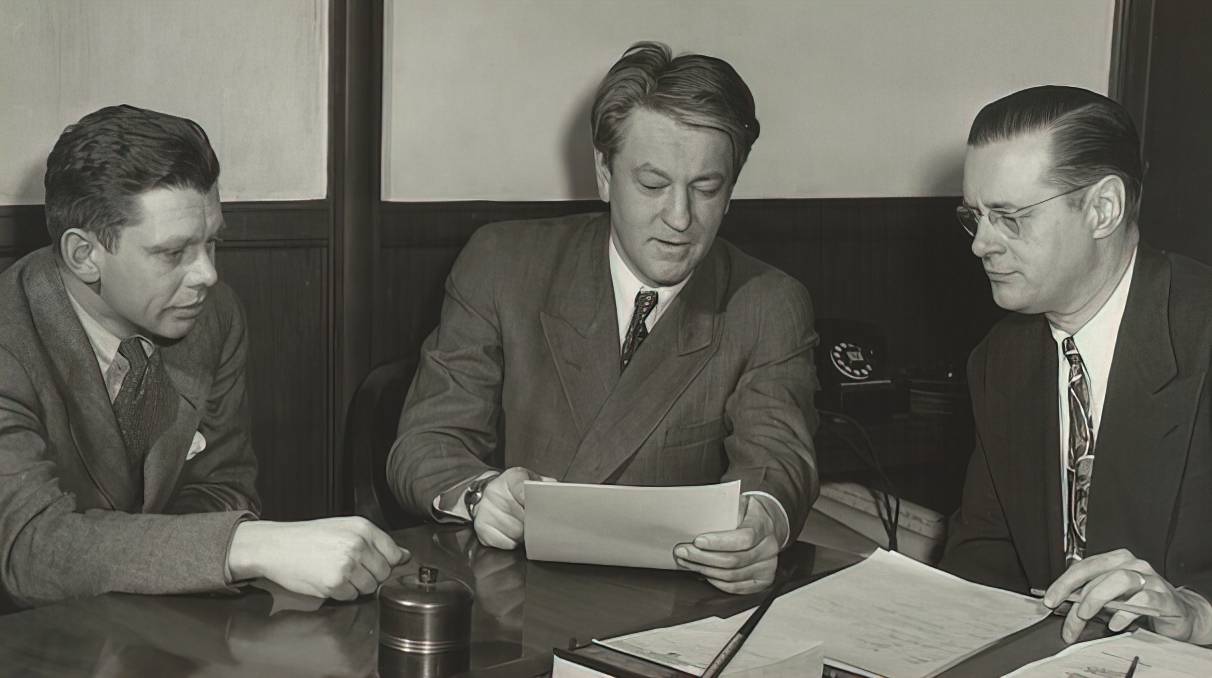 Николай Набоков (в центре) на радиостанции «Голос Америки». 1946