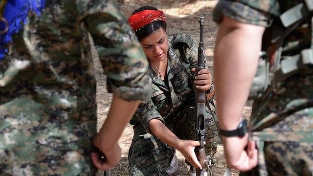 Девушки из отрядов народной самообороны